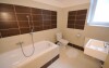 Kúpeľňa je vybavená vaňou alebo sprchovacím kútom